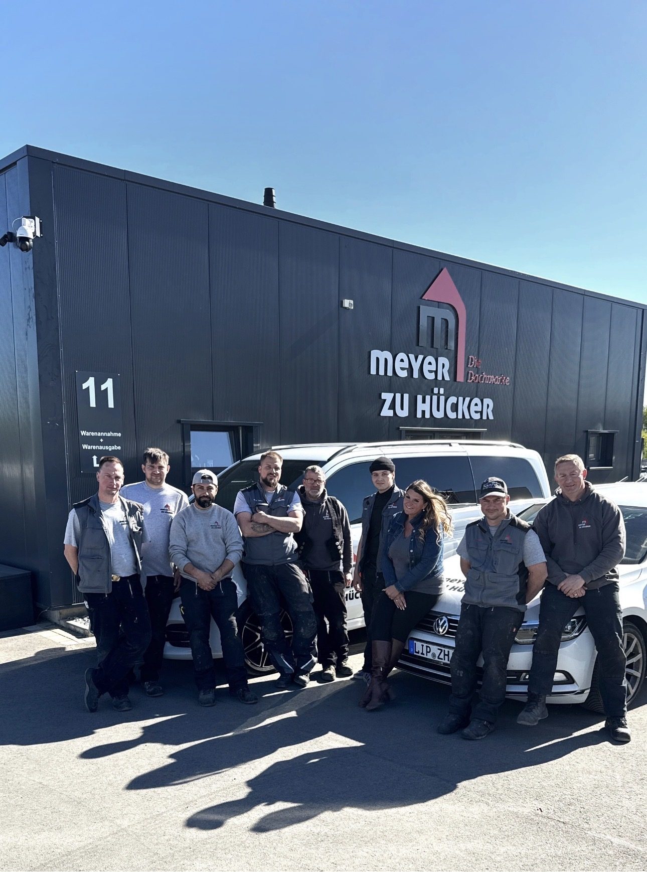 Das Team von Meyer zu Hücker vor dem Firmengebäude in Detmold
